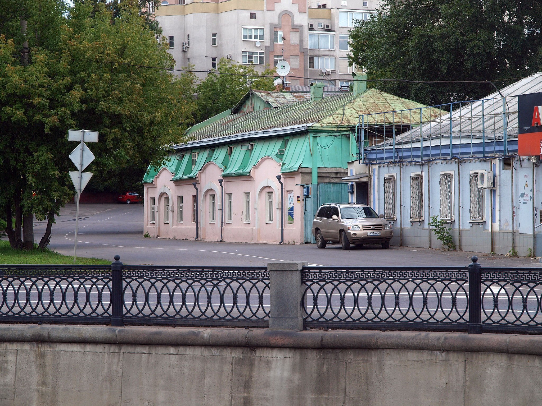 Набережная Полуярославская